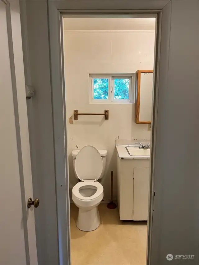 Cabin A bathroom