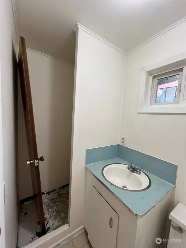 Cabin B; Bathroom