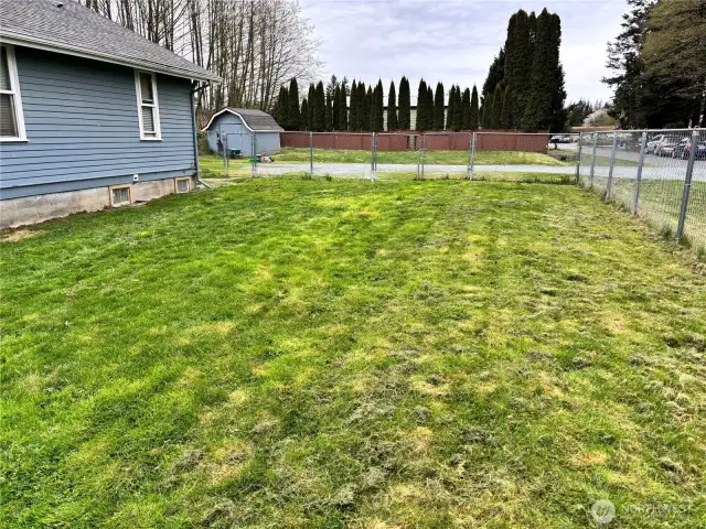 Huge fenced side yard