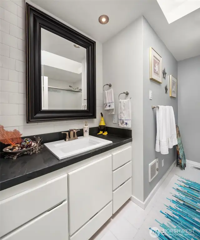 Main level full bath