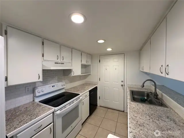 Kitchen w/ all appliances