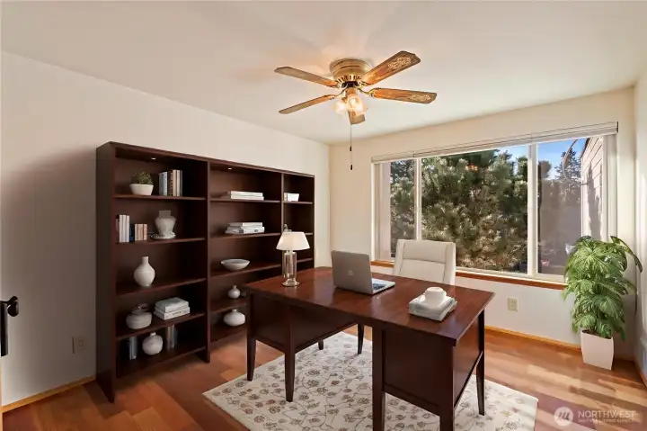 Virtually staged-3rd bedroom as office space