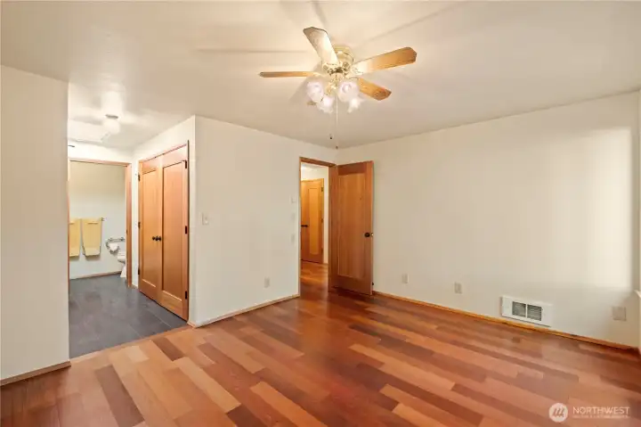 2nd primary bedroom w/ensuite