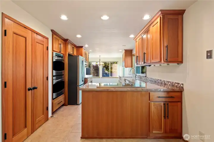 tons of kitchen storage w/soft close cabnints