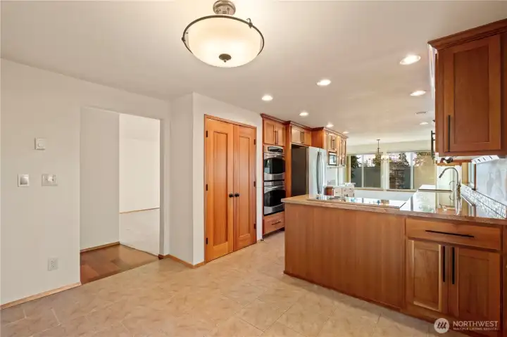 Breakfast nook w/north window