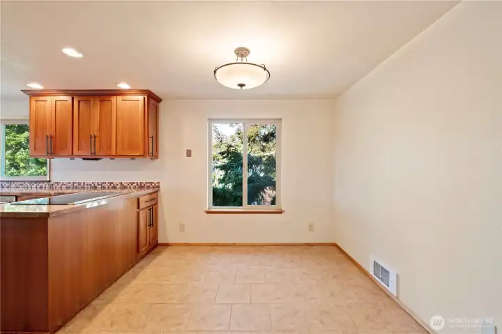 Breakfast nook w/north window