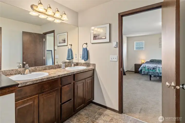 Large en-suite bath with double sinks and plenty of storage