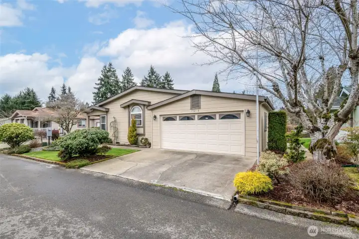 Not a finger to be lifted here- move in and enjoy life!