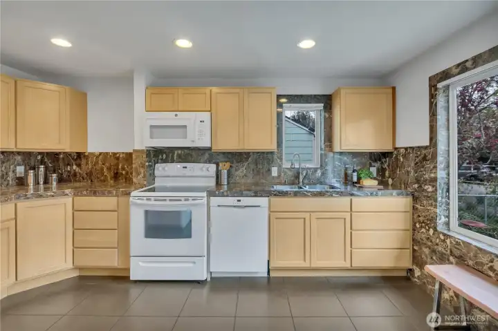 Kitchen - plenty of storage