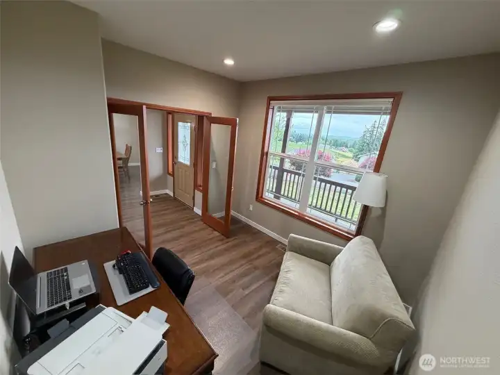 Office/Den Office/Den