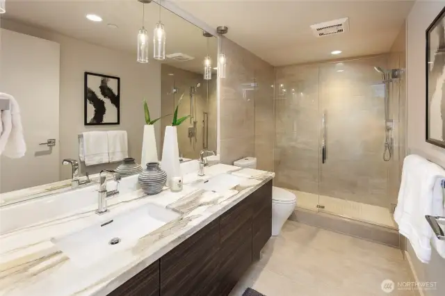 Primary Bath w/Dual Vanity Sinks