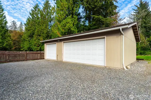 26x38 shop, parking for 3 vehicles or your toys.