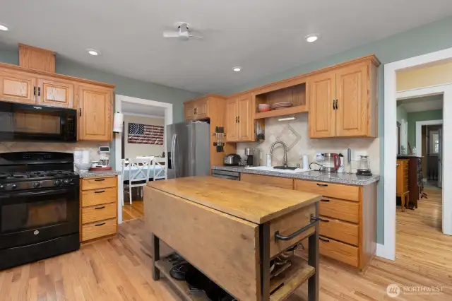 Kitchen . . . all appliances stay