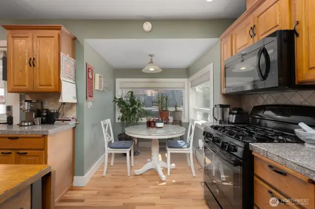 Kitchen eating nook