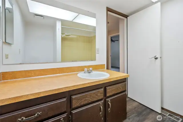 Full bathroom 1