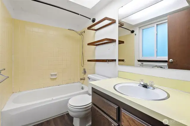 Full bathroom off primary bedroom