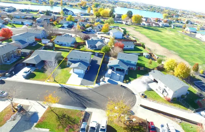 Economical heating & cooling keeps bills low! Lovely neighborhood within walking distance to the lake.