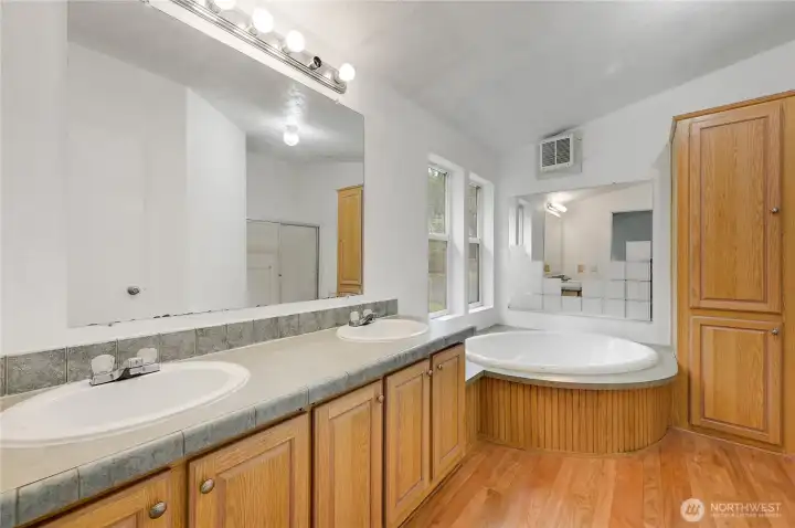 The deluxe 5 piece primary bath.