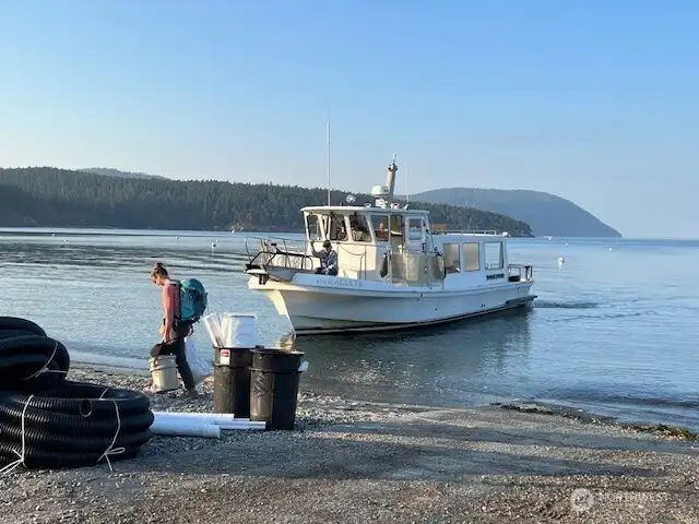 Paraclete Charters picking up passengers on Decatur