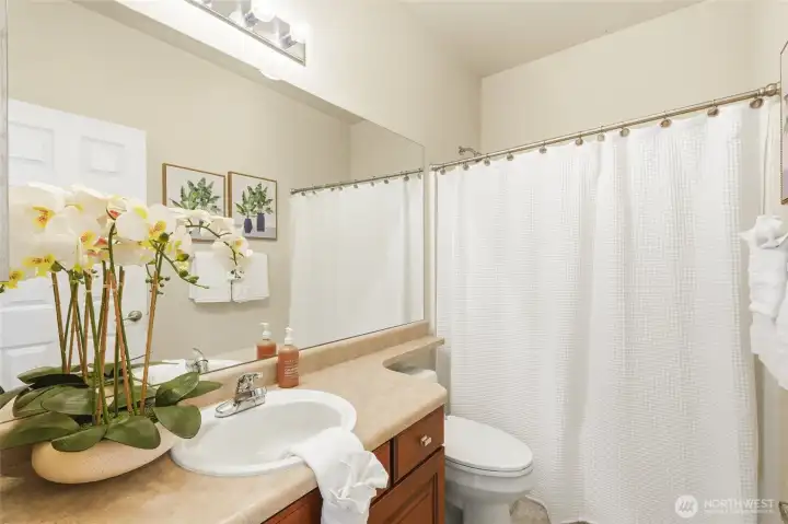 Full guest bath is perfect for family or visitors.