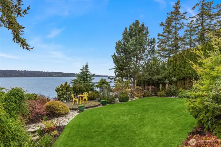 Lush Grounds — Island Views and Ever-Changing Coastal Wildlife