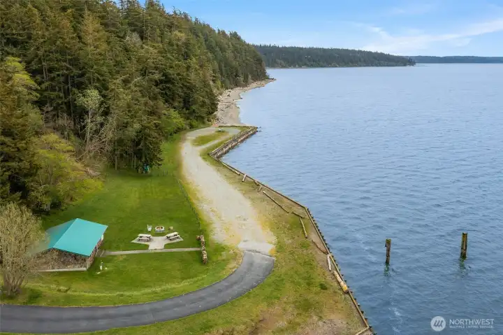Private Community Beach — Access, Picnic Areas, and Shoreline