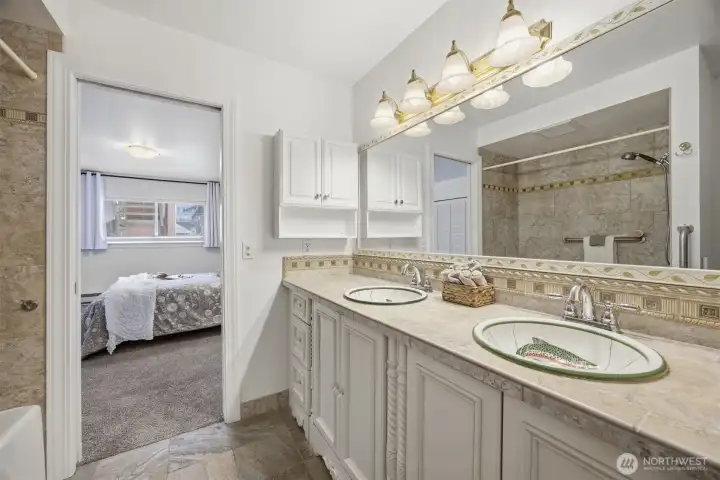 full bathroom off primary bedoom