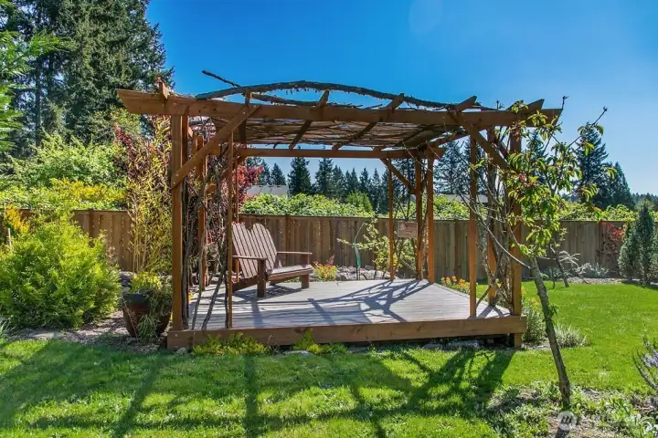 Relaxing gazebo to admire your garden in