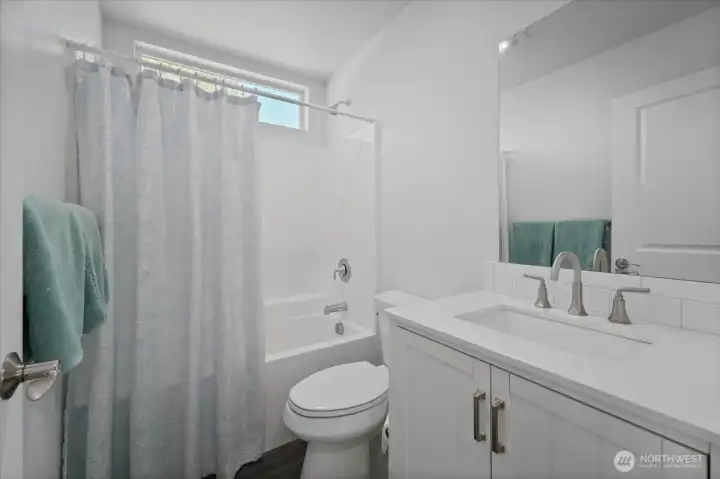 Upstairs full bathroom
