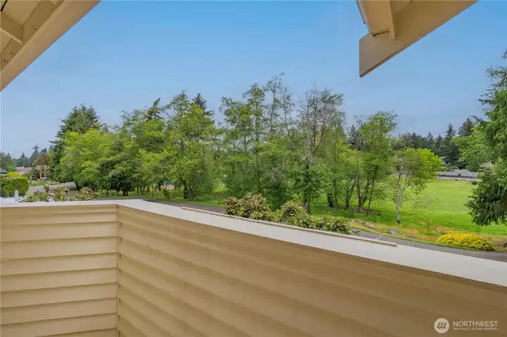 Upper level balcony with view of the 5 acre park! Upper level balcony with view of the 5 acre park!