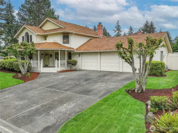 Spacious driveway can fit 4-6 cars Spacious driveway can fit 4-6 cars