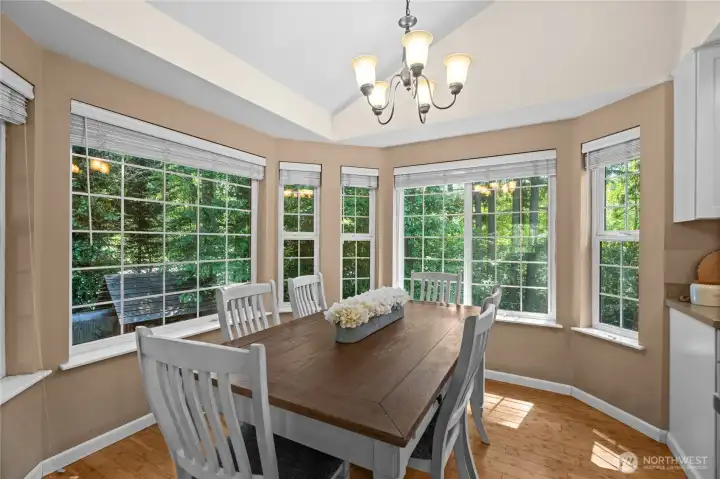 Surrounded by a wall of windows, this beautiful dining space brings the scenic outdoors in. It’s the perfect backdrop for everything from morning coffee to lively evening dinner parties.