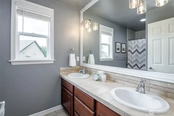 Great guest bathroom.