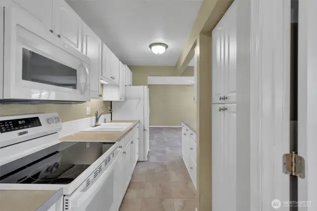Pantry with smooth pull-out drawers, perfect for maximizing storage, keeping items organized, and making everything easily accessible.