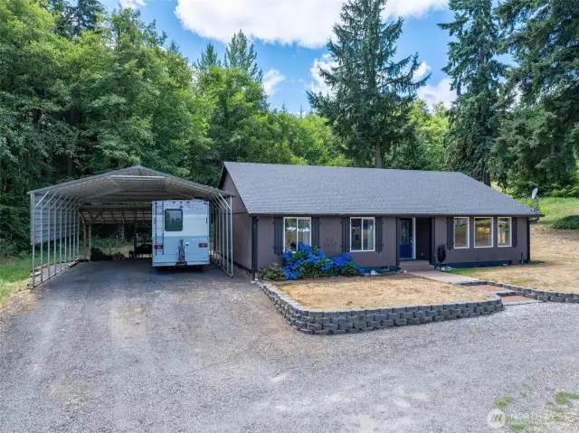Circle Driveway w/RV Space