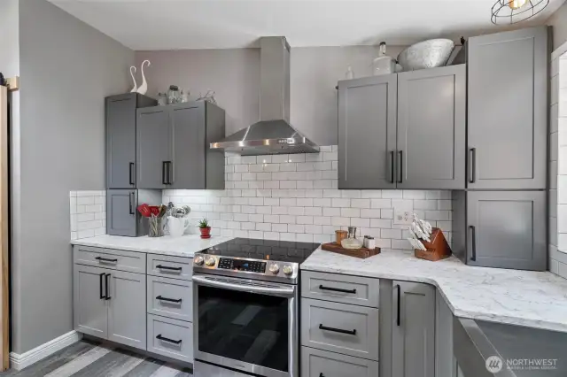 Updated Kitchen/SS Appliances