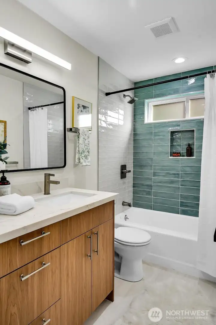 Unit 2 Bathroom 1/1