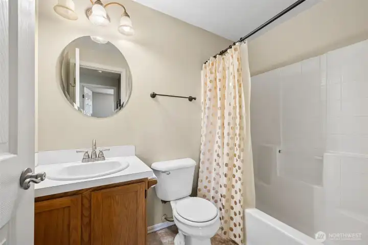 Full hallway guests bathroom.