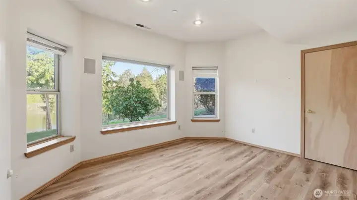 A flexible bonus space with large windows and natural light, ideal for work, rest, or recreation.