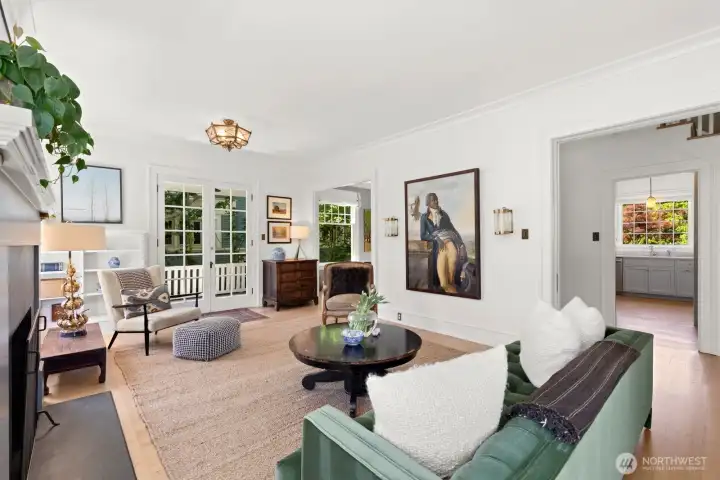 Well-proportioned rooms offer lovely spaces for entertaining, family activities, and plenty of quiet reading nooks. Well-proportioned rooms offer lovely spaces for entertaining, family activities, and plenty of quiet reading nooks.