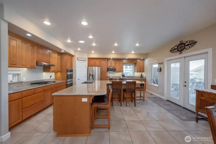 This huge L-Shaped breakfast bar adds to the fun! Imagine all of the goodies spread out! Then go jump into the pool!
