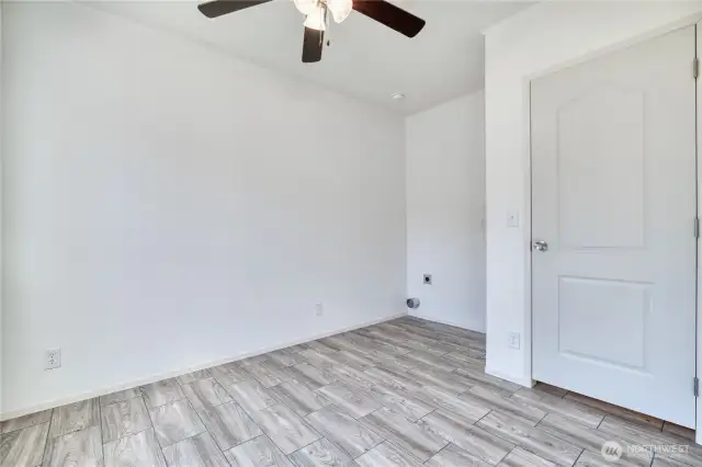 Bedroom has washer and dryer hook up