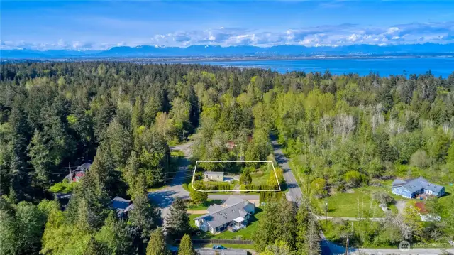 Close to Lily Point and Maple Beach!