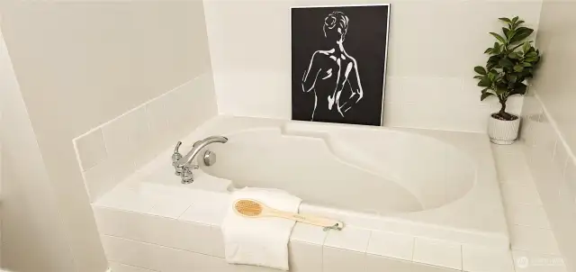 Relaxing master soaking   tub