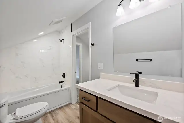 Full Upstairs Guest Bath!  Quartz Top Vanity!