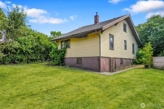 Look at that yard... Oh the possibilities!