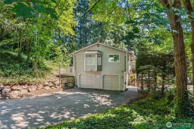 Long driveway with ample room to turn around or park your RV or boat!