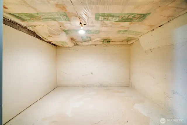 Studio room or storage space?
