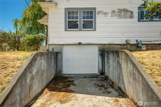 One car garage is roomy and has a automatic opening function