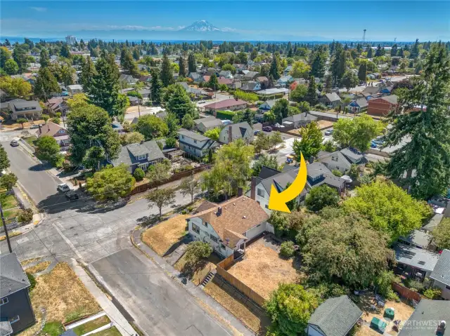 Central to HWY 16 and I-5; Golf and Parks, 6th Ave boutique shopping and curated eateries, Downtown Tacoma's art museums, restaurants, and playhouses and more!